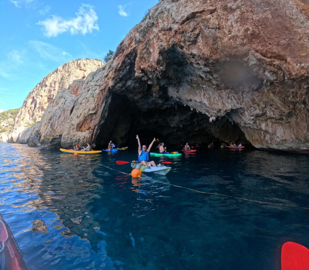 Cova del Llop Mari en Kayak Cala Granadella